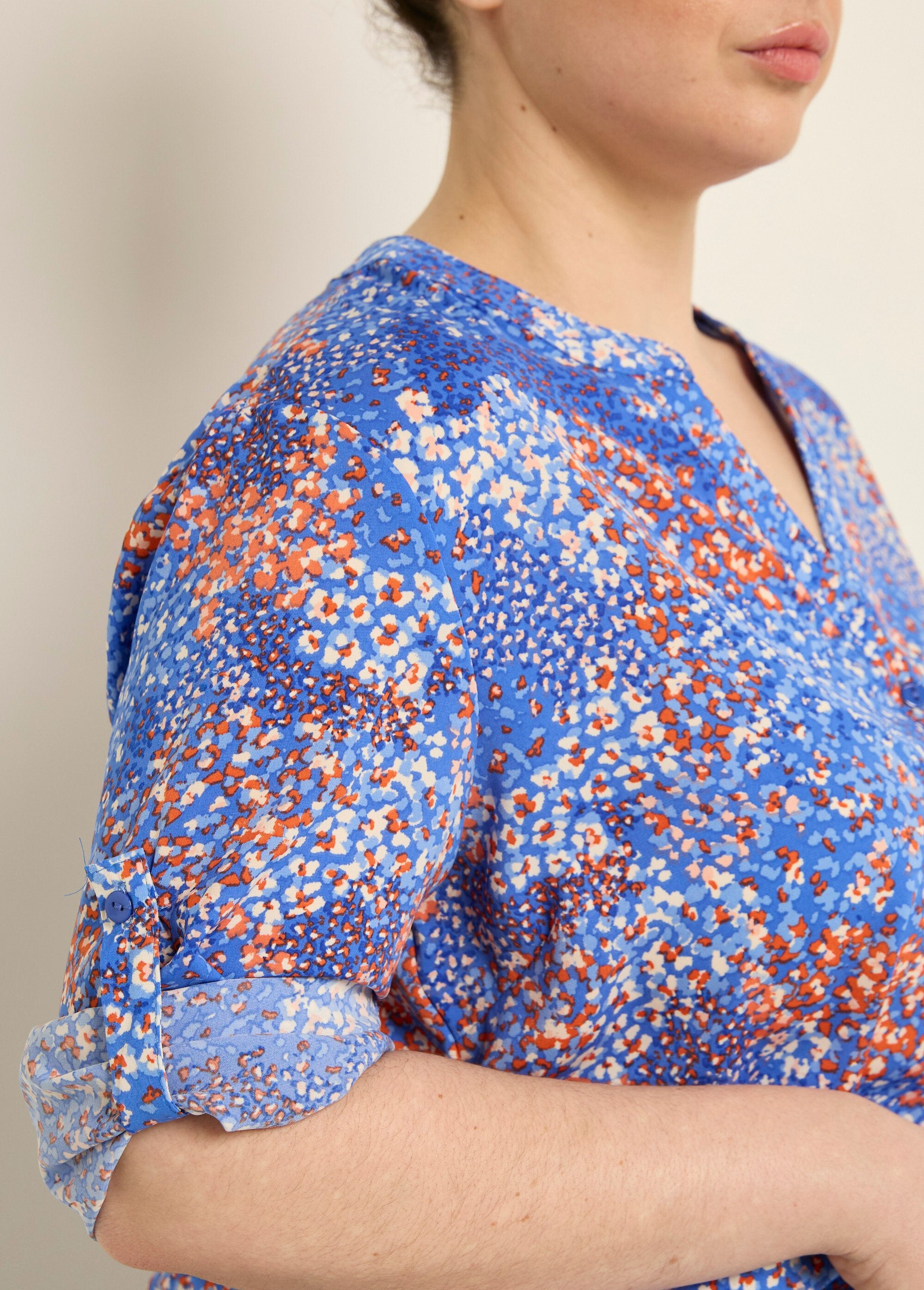 Gebloemde_V-hals_tuniek_met_lange_mouwen_Bleu_imprime_DE2_curvy
