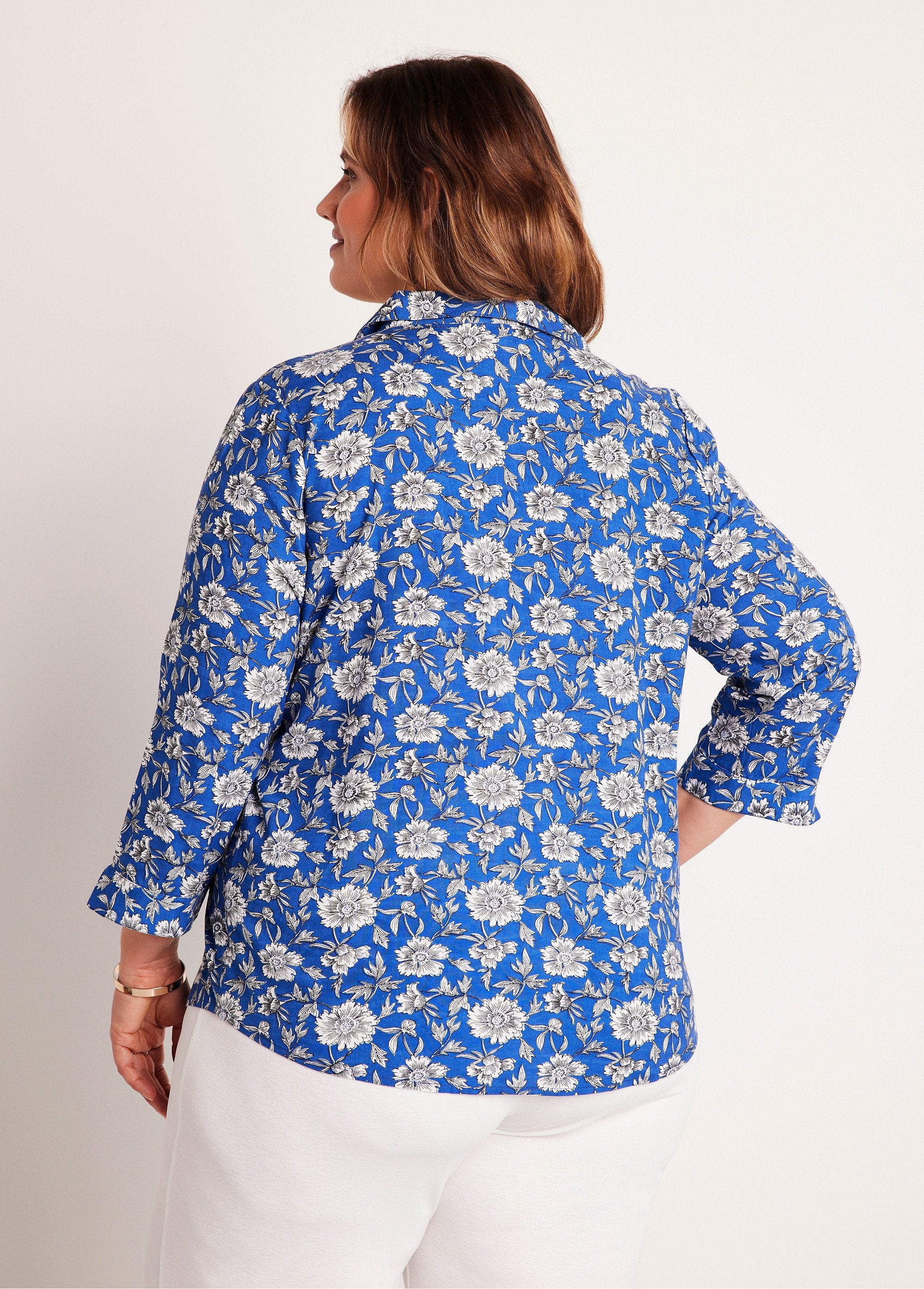 Gebloemde_lange_uitlopende_tuniek_Blauw_en_wit_DO1_curvy