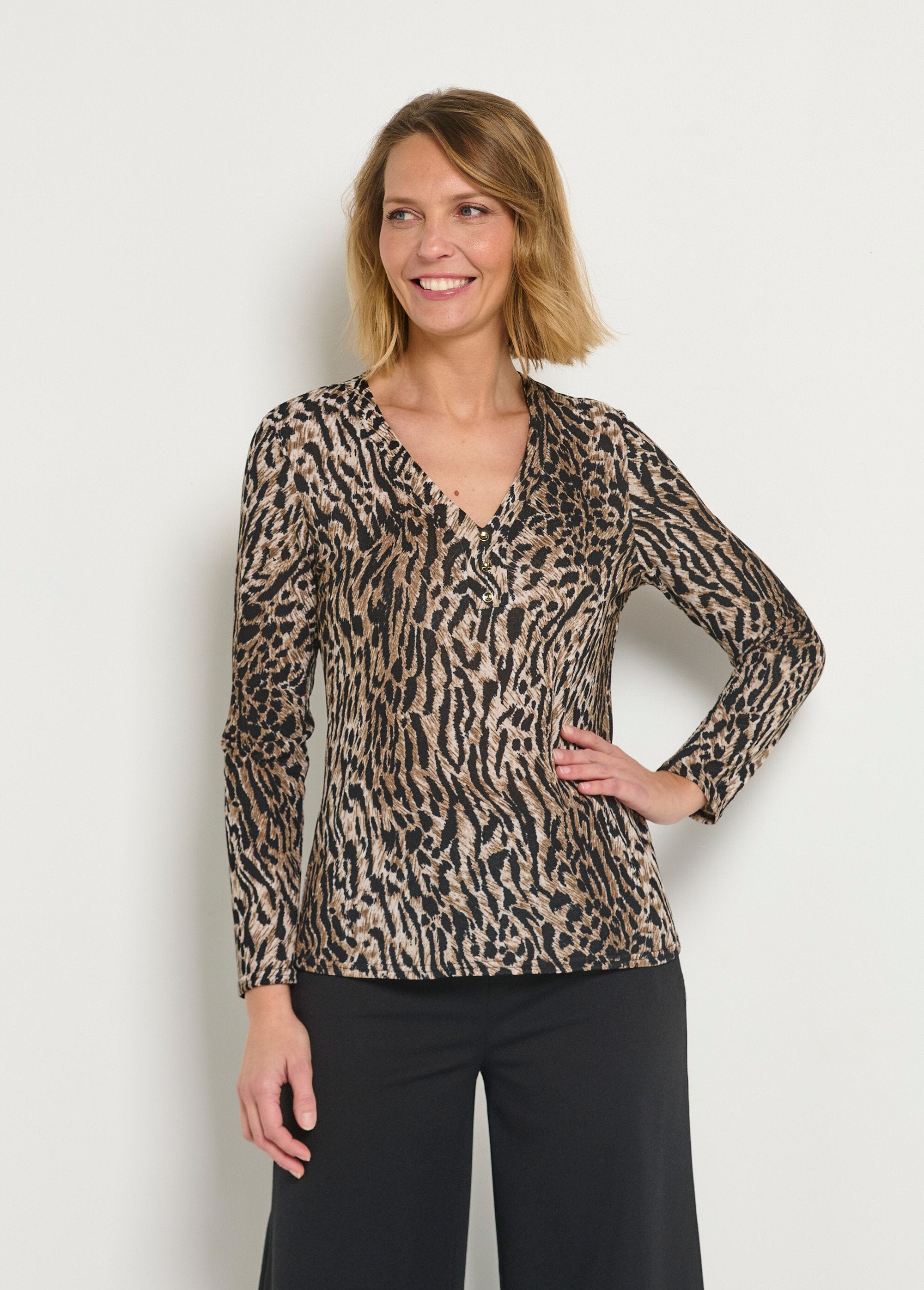 Gebreide_tuniek_met_dierenprint_en_V-hals_Animalier_FA1_slim