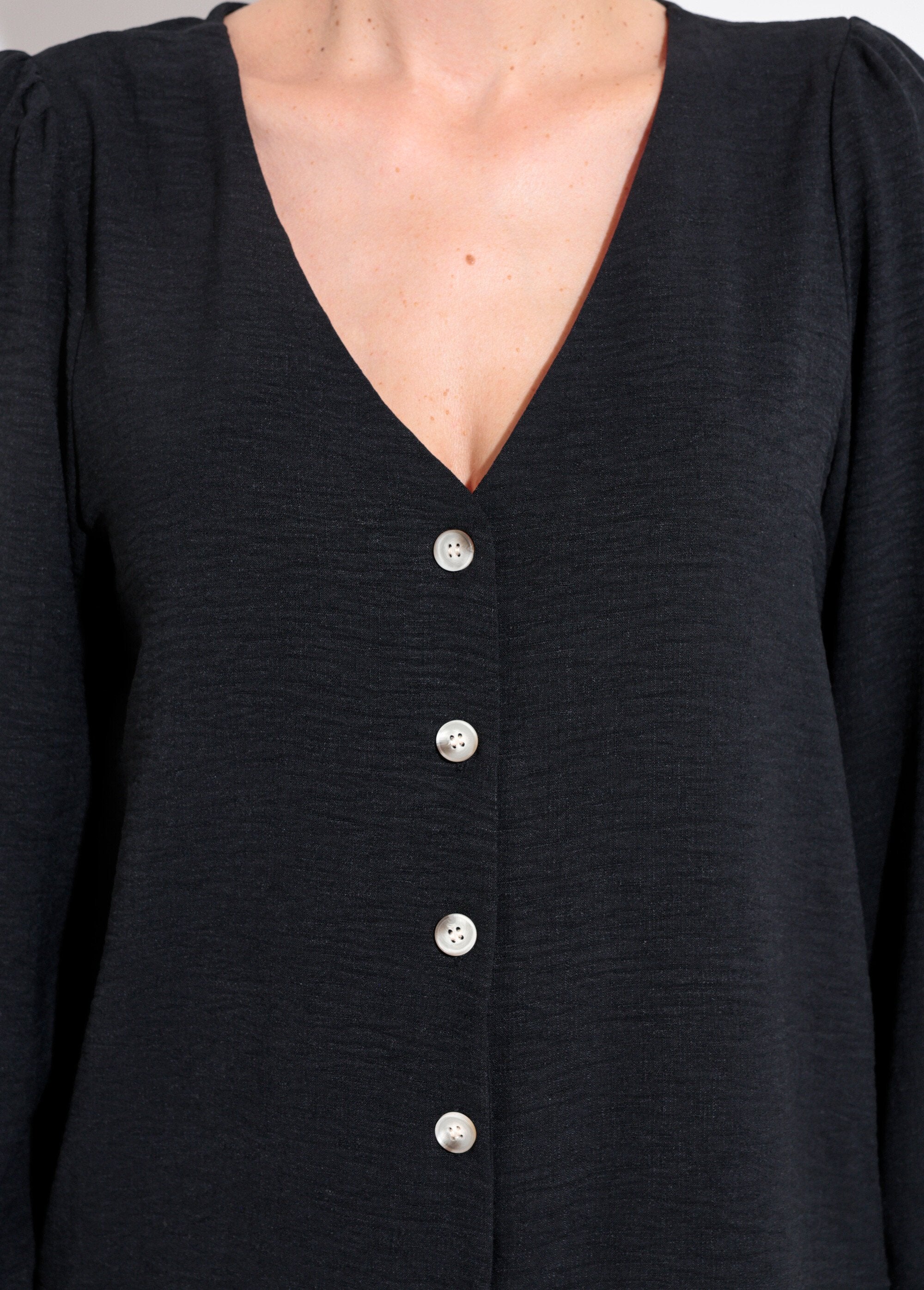 Tuniek_met_V-hals_en_reliëfknoopsluiting_Noir_DE1_slim