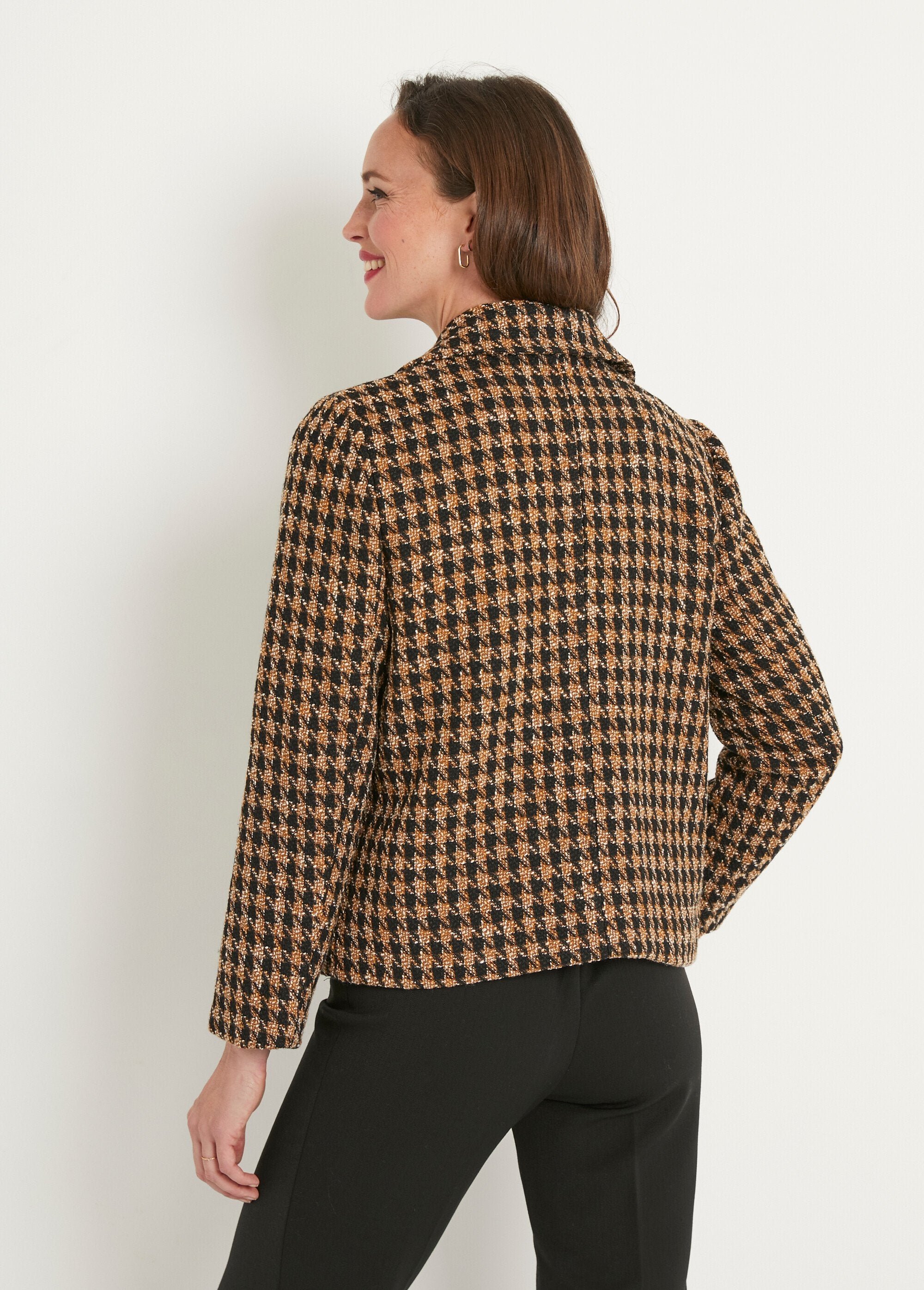 Casaco_curto_com_botões_em_jacquard_houndstooth_Camel_et_noir_DO1_slim