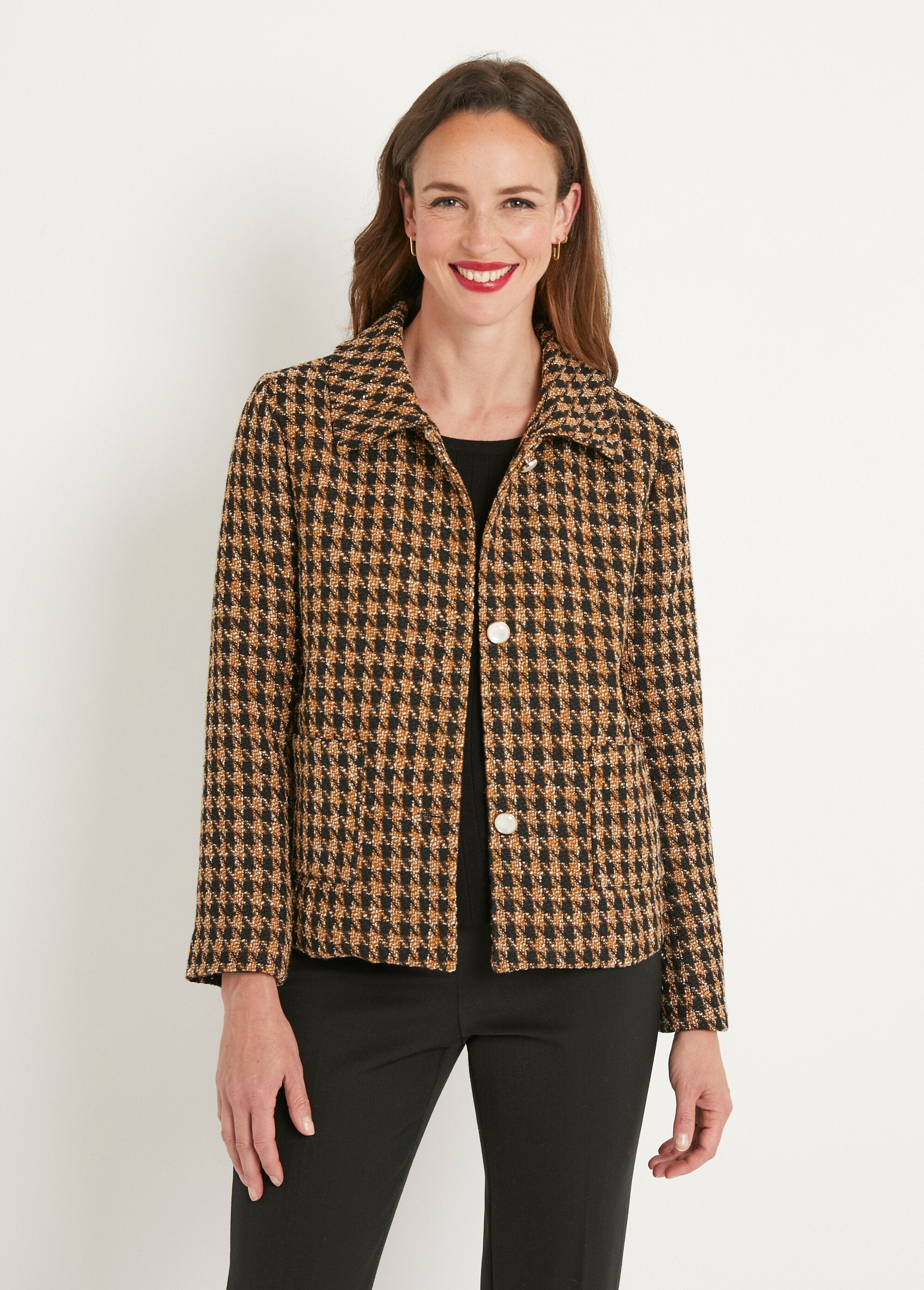 Casaco_curto_com_botões_em_jacquard_houndstooth_Camel_et_noir_FA1_slim