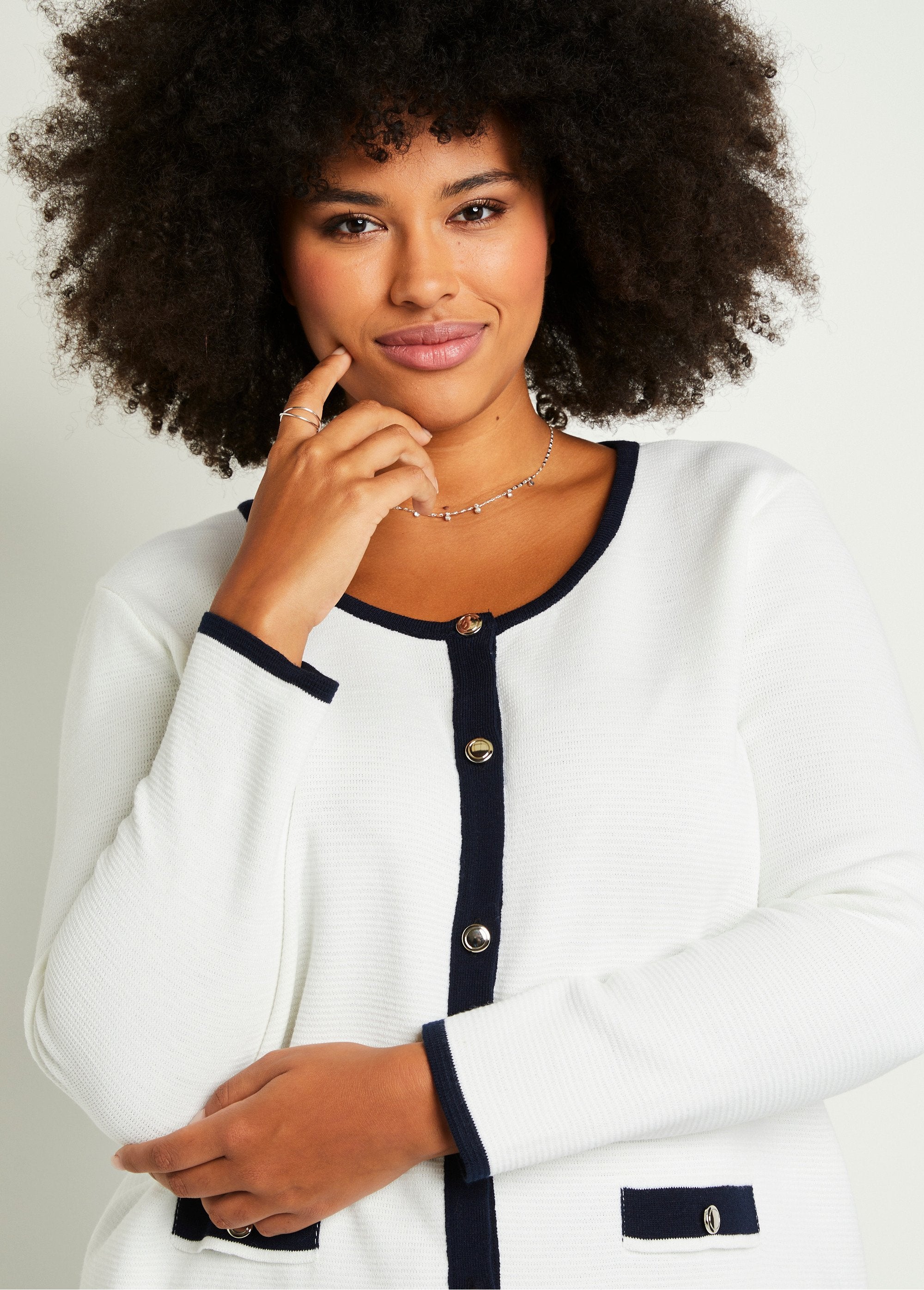 Veste_cardigan_boutonnée_Blanc_et_marine_DE1_curvy