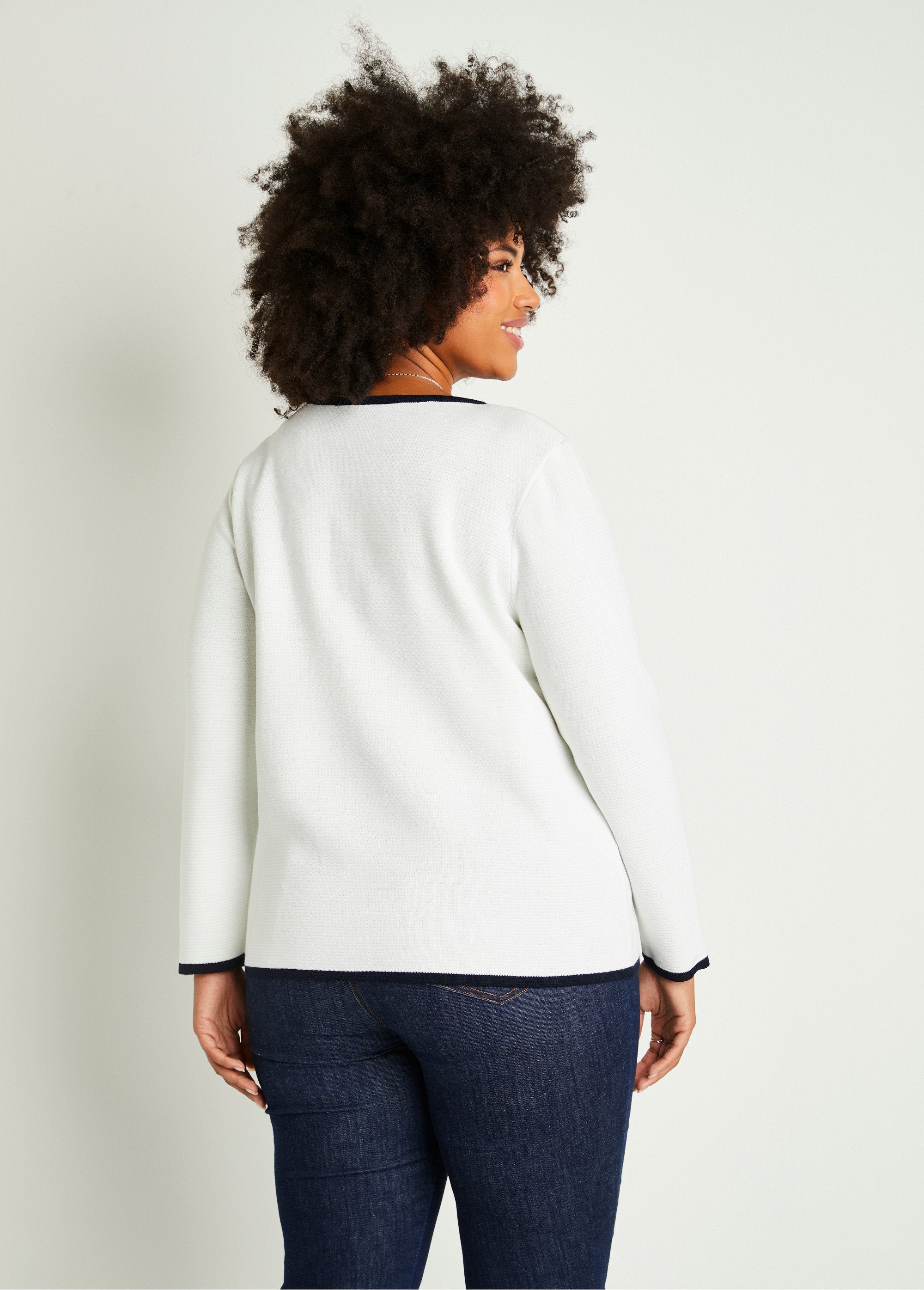 Veste_cardigan_boutonnée_Blanc_et_marine_DO1_curvy