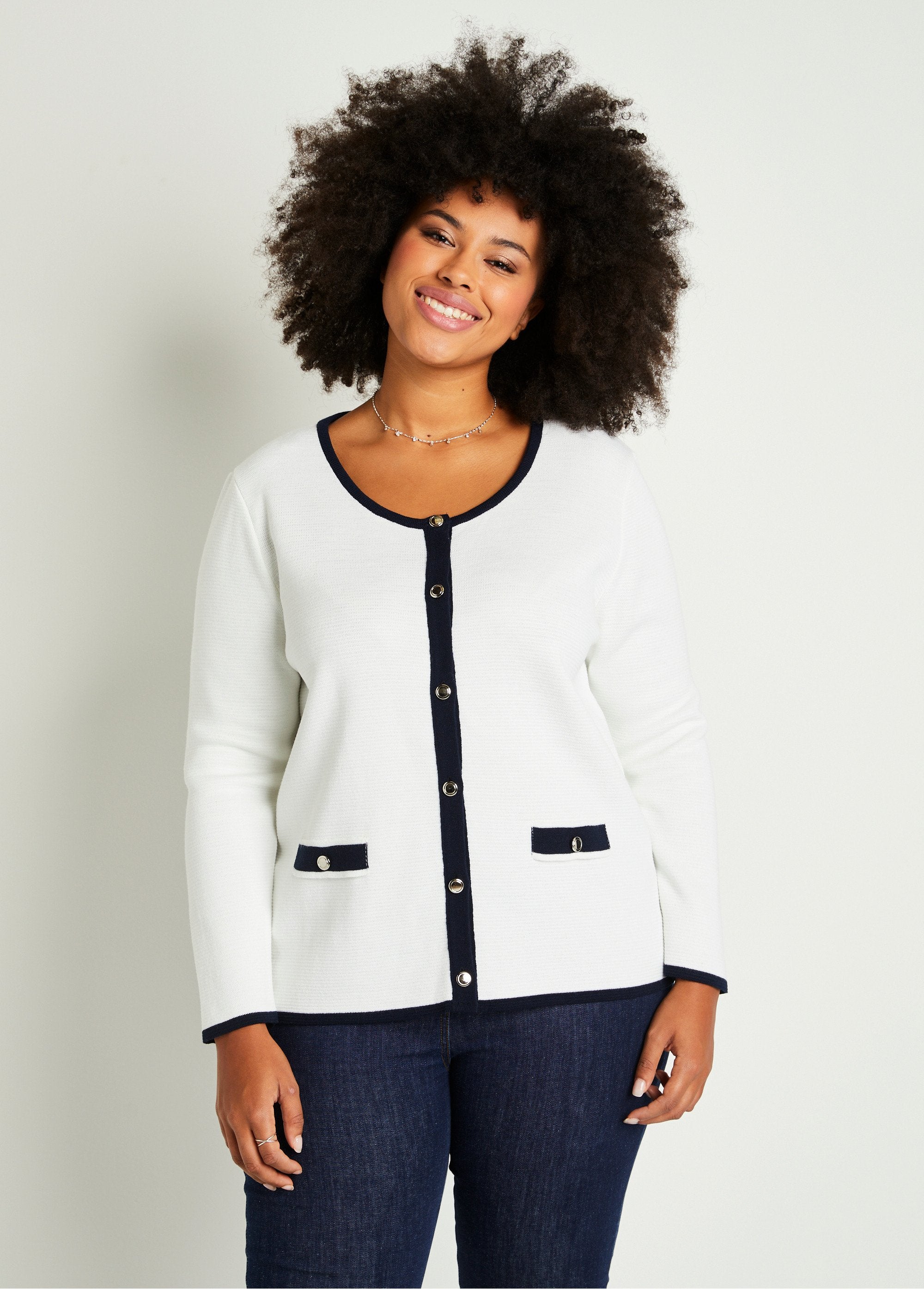 Veste_cardigan_boutonnée_Blanc_et_marine_FA1_curvy