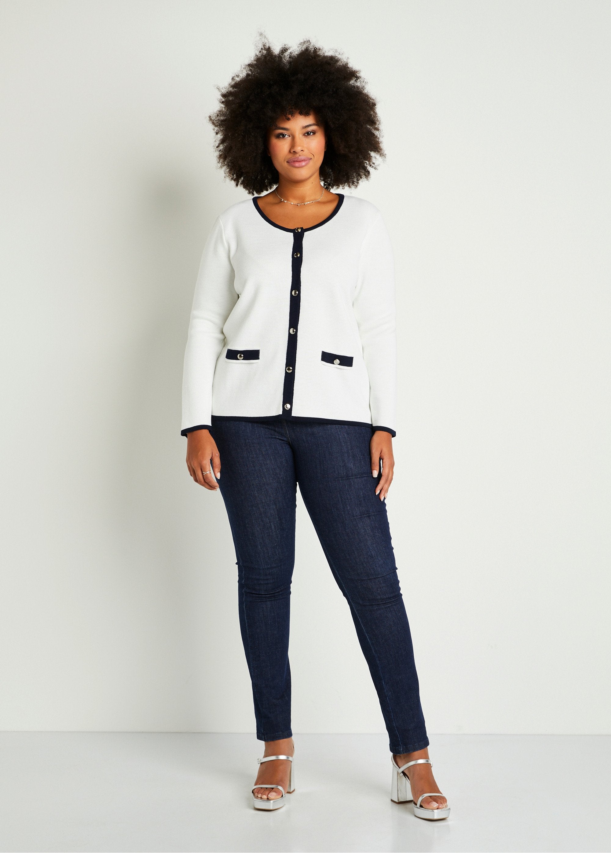 Veste_cardigan_boutonnée_Blanc_et_marine_SF1_curvy