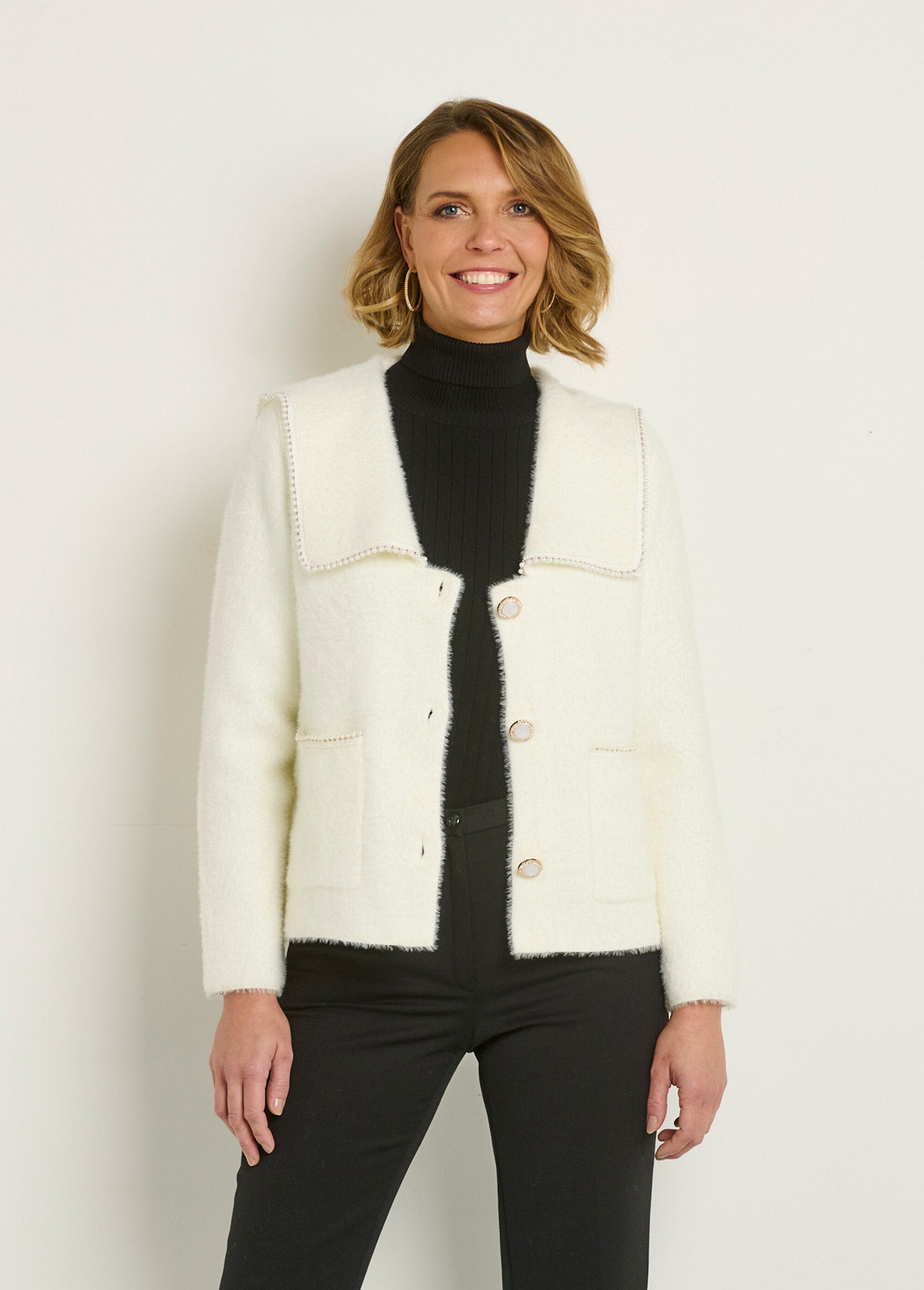 Veste_col_V_en_maille_poilue_détails_chic_Blanc_FA1_slim