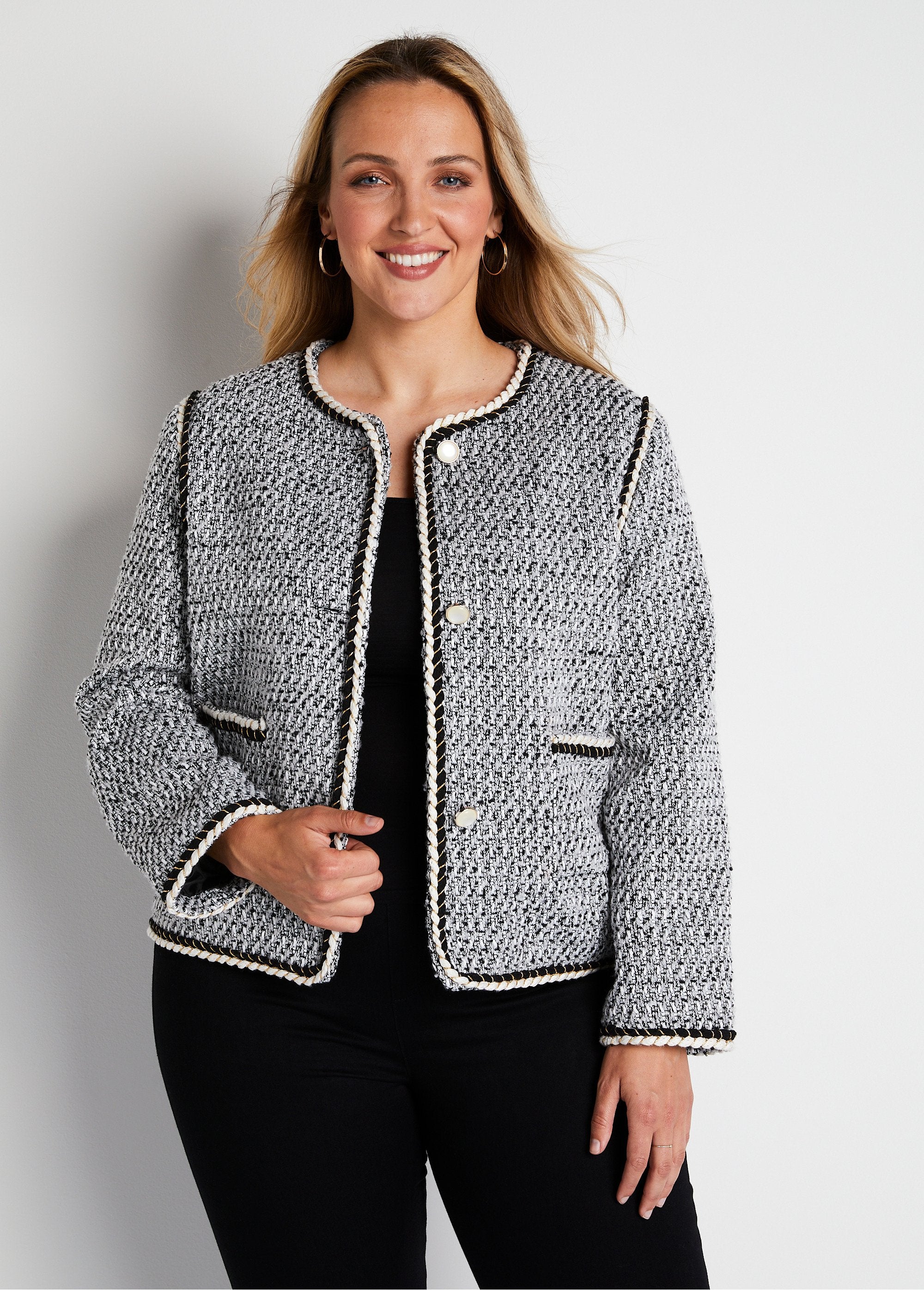 Veste_courte_sans_col_tissu_effet_tweed_Noir_et_blanc_FA1_curvy