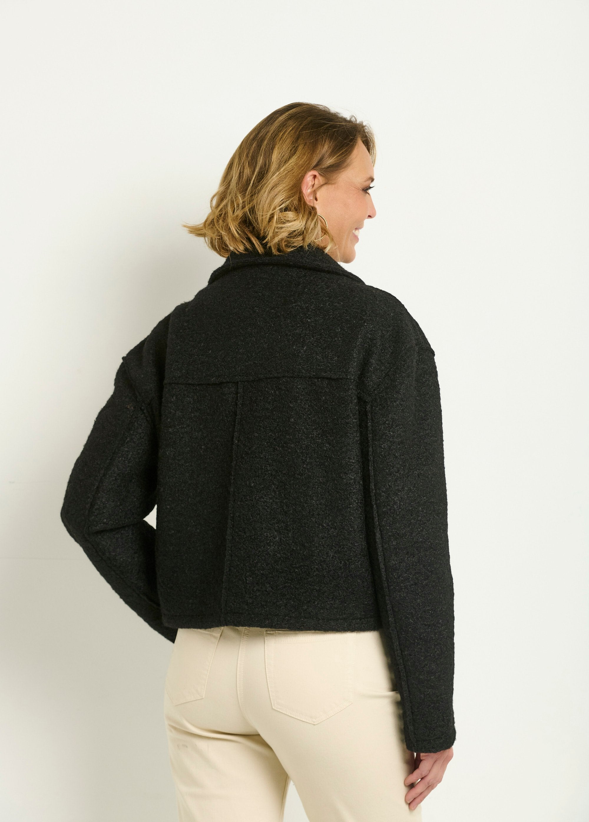 Veste_courte_zippée_en_bouclette_Noir_DO1_slim