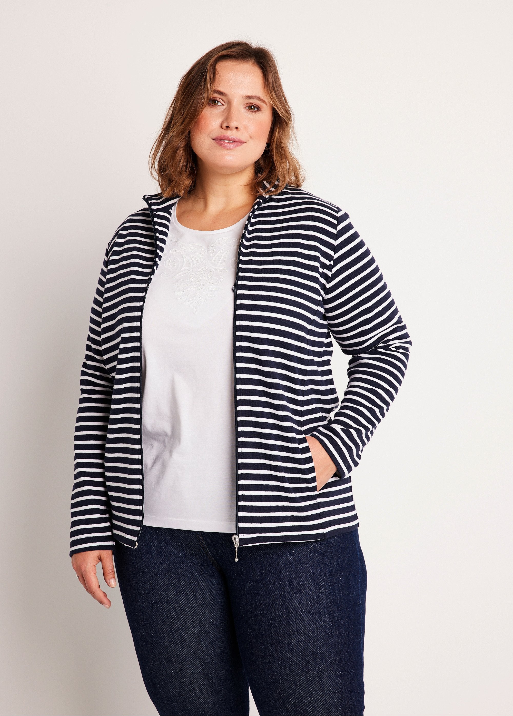 Casual_jasje_met_hoge_hals_Marine_streep_FA1_curvy