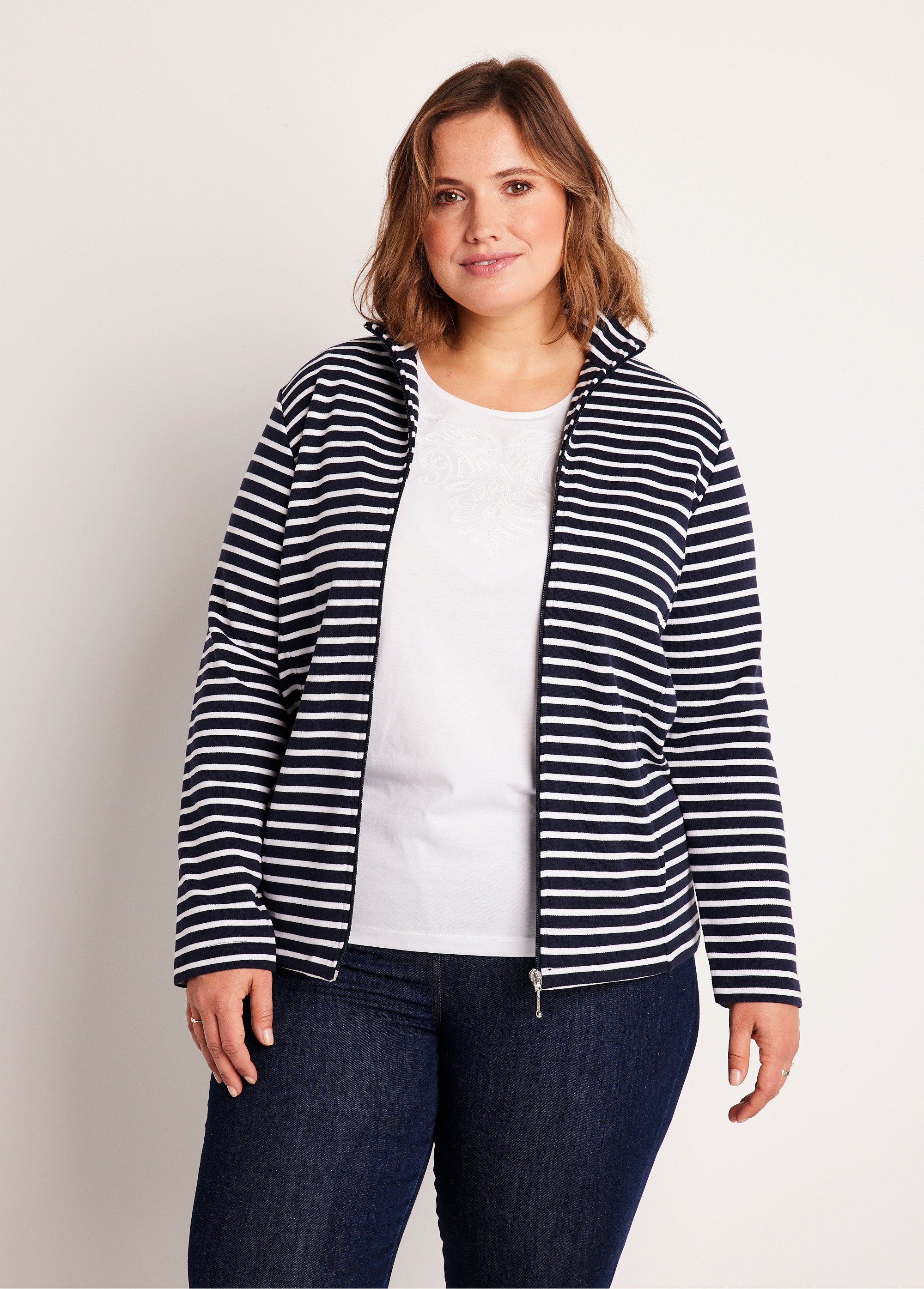 Casual_jasje_met_hoge_hals_Marine_streep_FA2_curvy