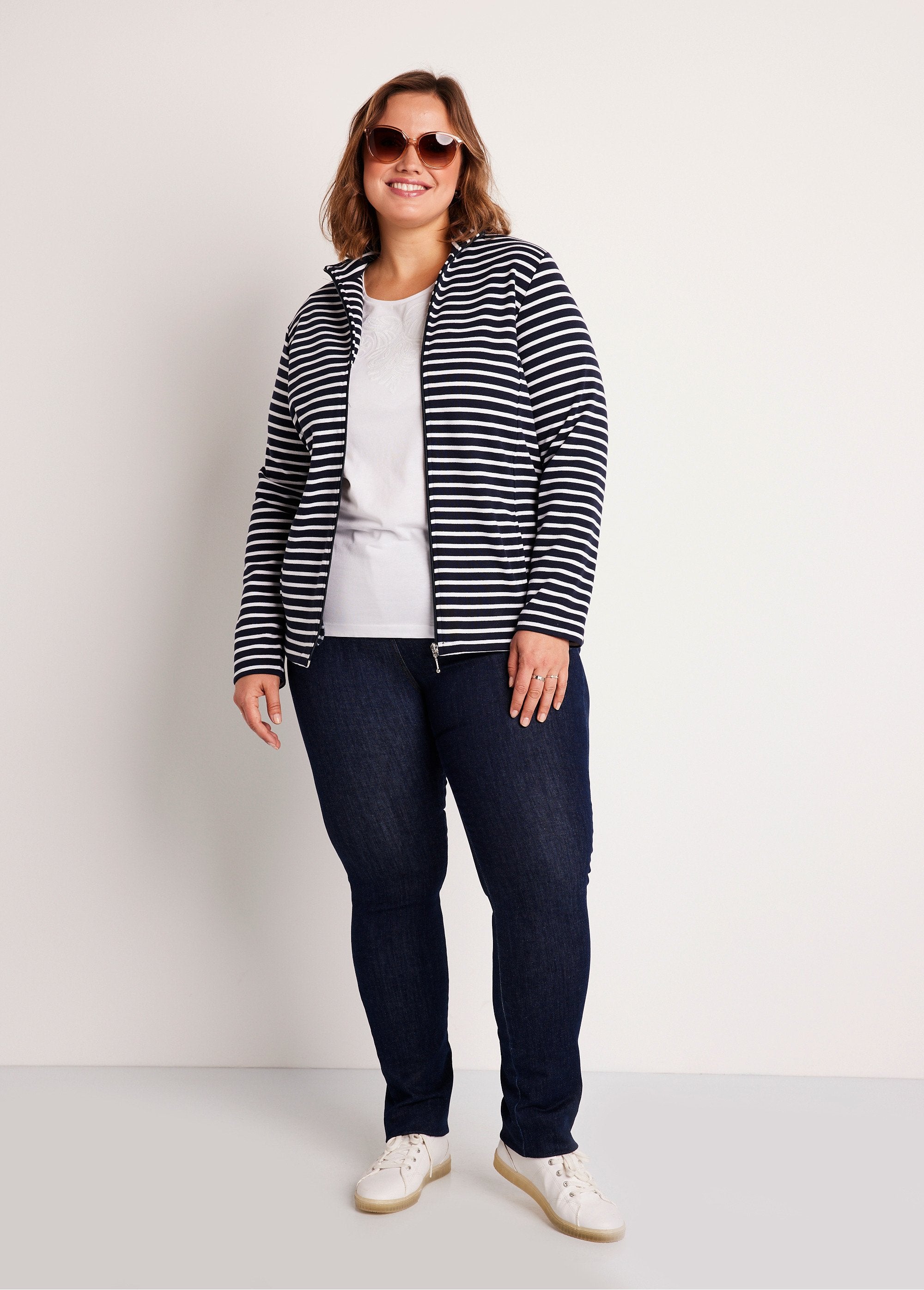 Casual_jasje_met_hoge_hals_Marine_streep_SF1_curvy