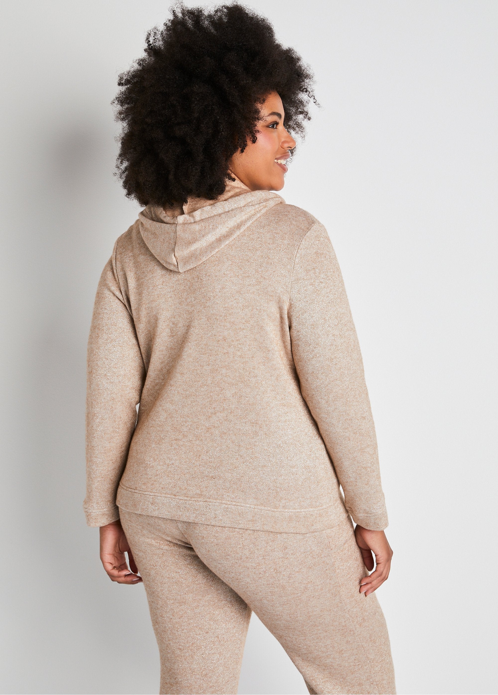 Helder_gebreid_joggingjack_met_capuchon_Iriserend_beige_DO1_curvy