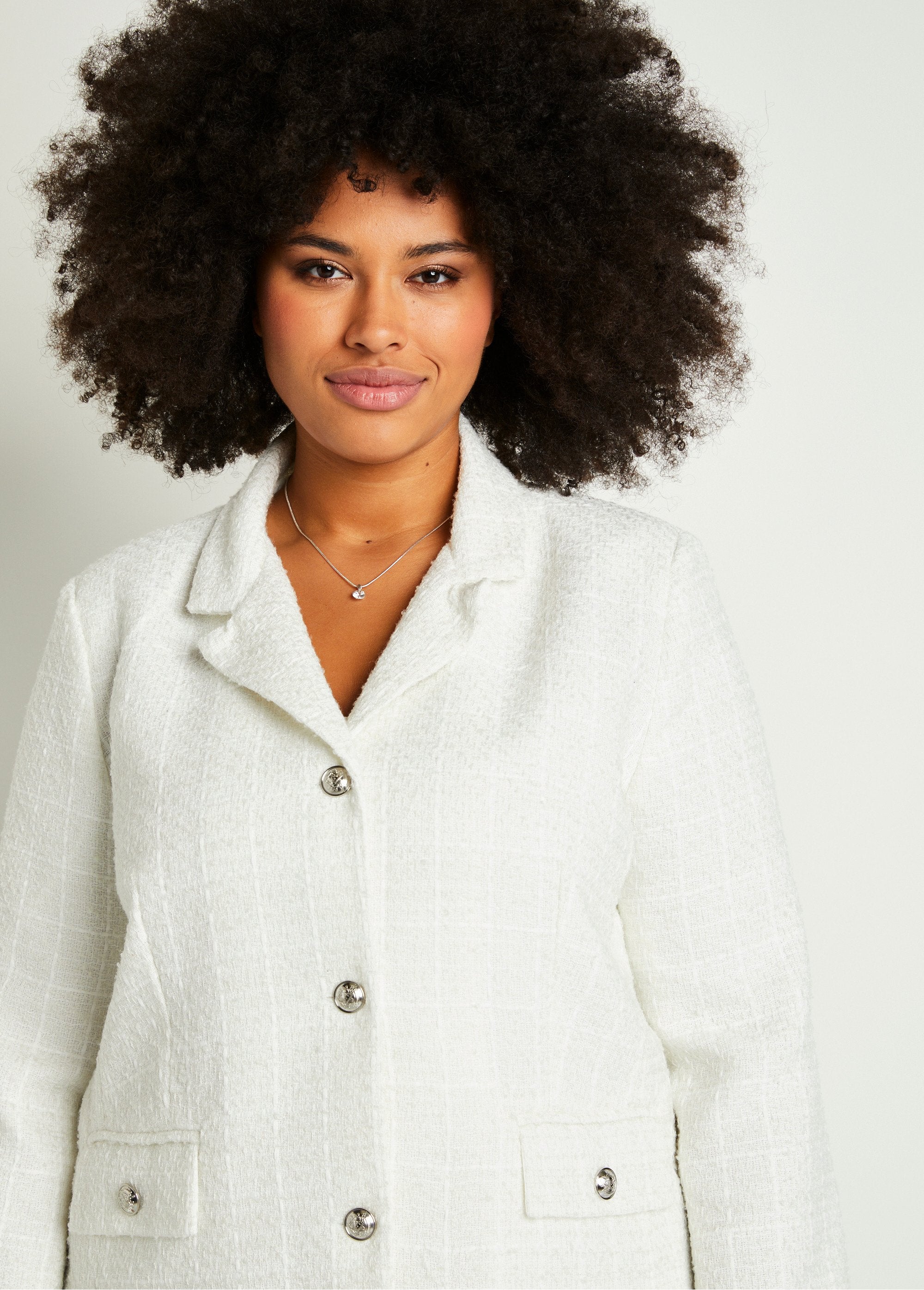 Veste_droite_boutonnée_tissu_natté_col_tailleur_Ivoire_DE1_curvy