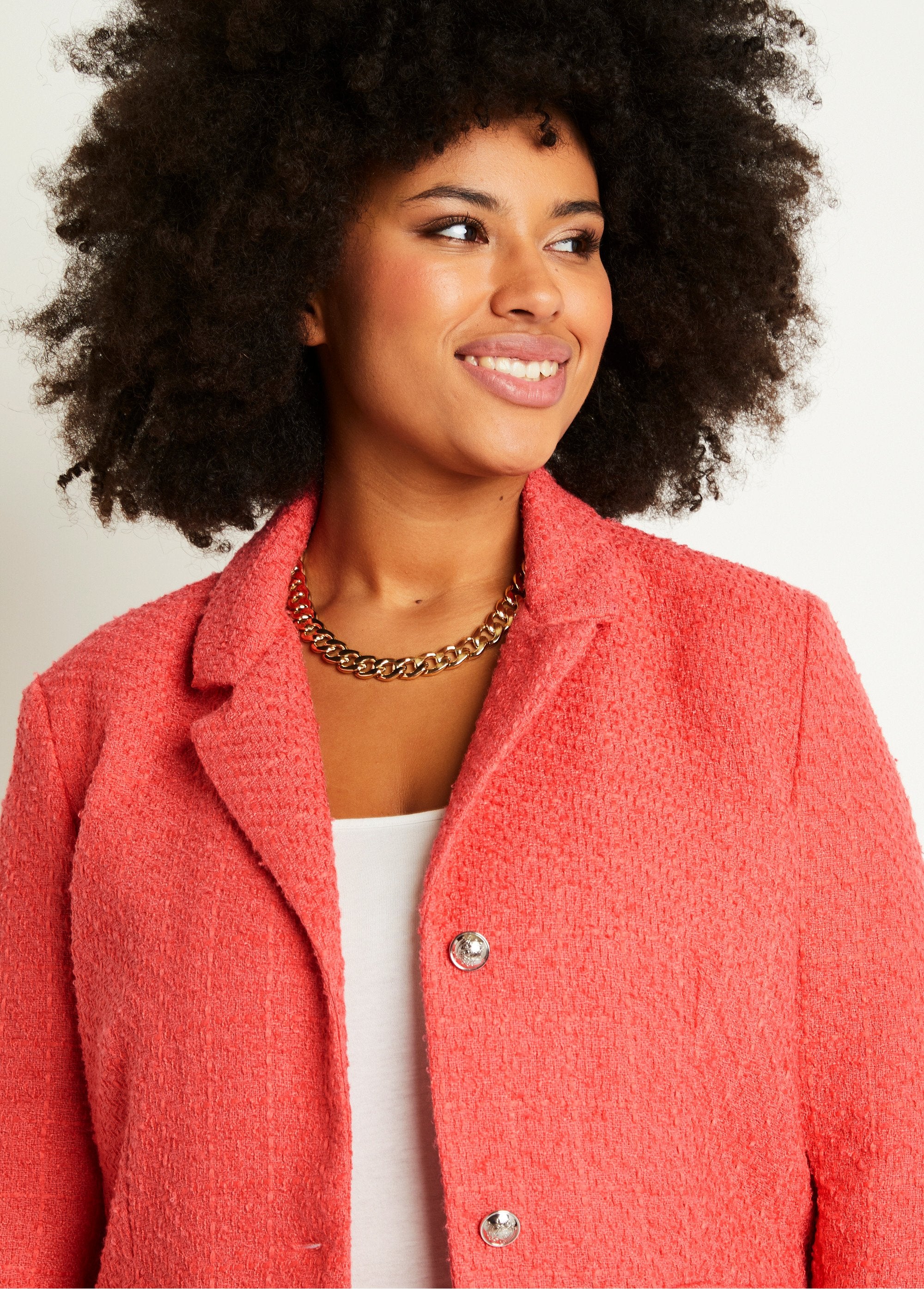 Veste_droite_boutonnée_tissu_natté_col_tailleur_Corail_DE1_curvy