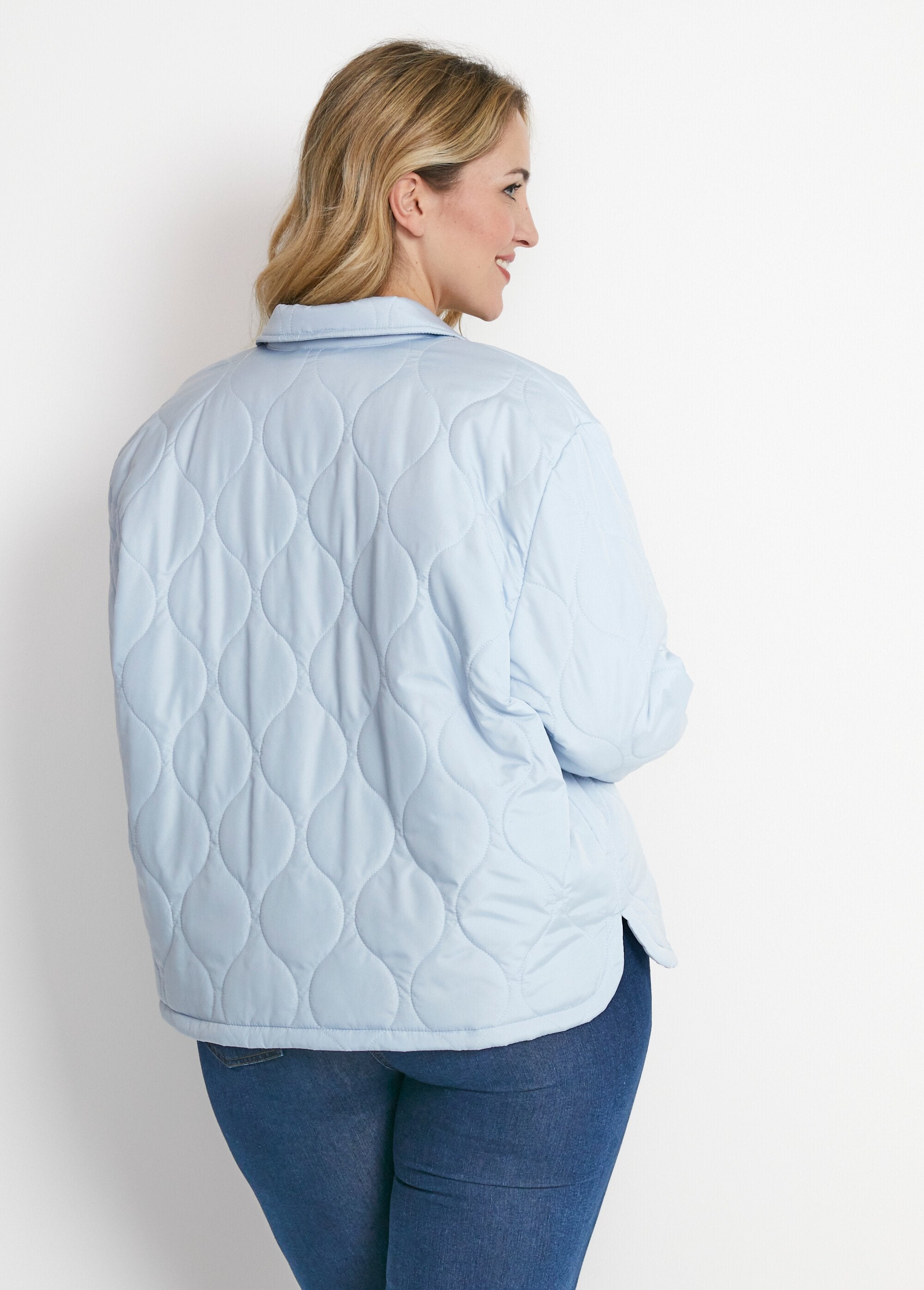 Veste_courte_matelassée_pressionnée_Bleu_ciel_DO1_curvy