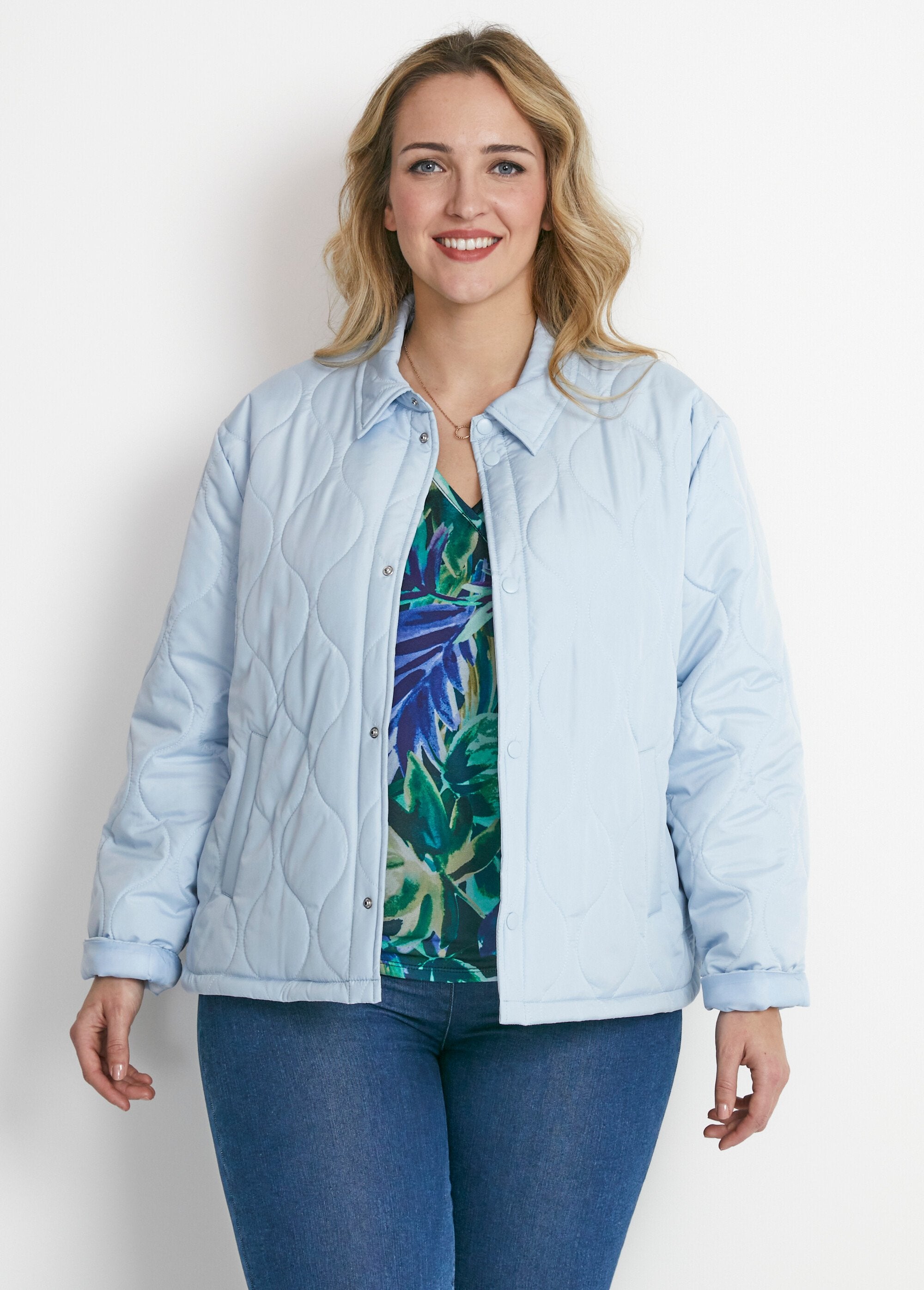 Veste_courte_matelassée_pressionnée_Bleu_ciel_FA1_curvy