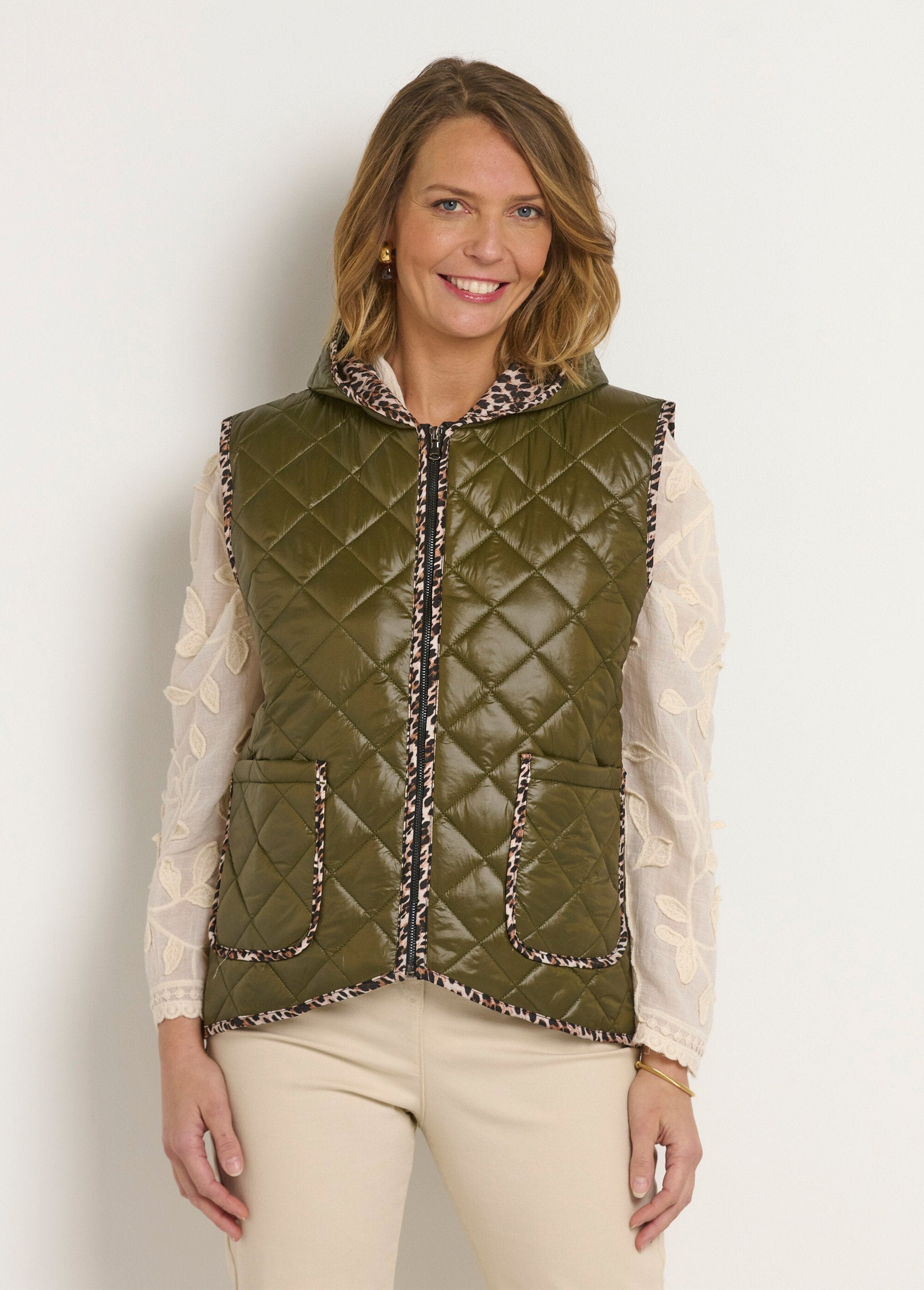 Sleeveless_quilted_jacket_with_hood_Khaki_FA1_slim