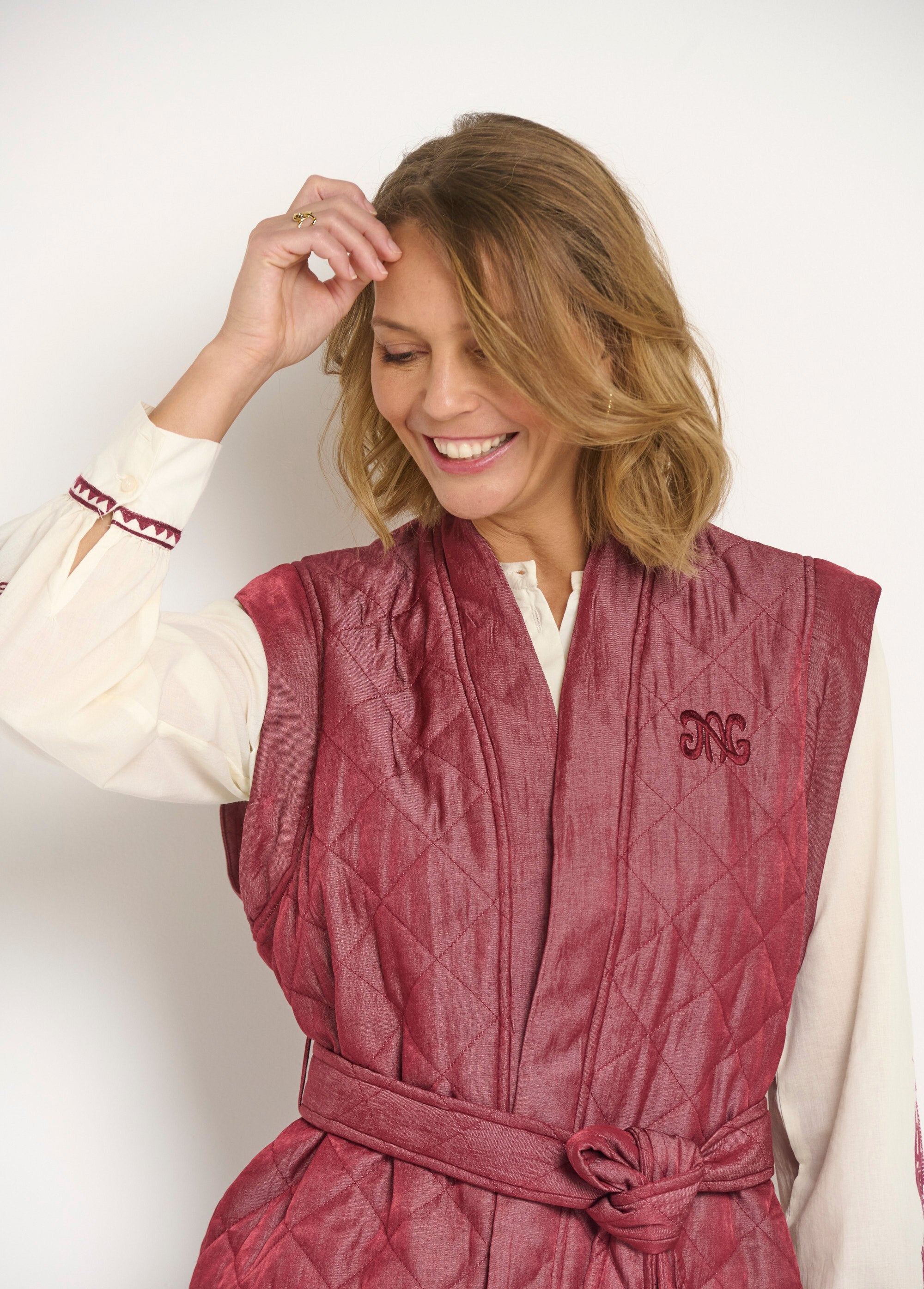 Veste_matelassée_sans_manches_avec_ceinture_Bordeaux_DE1_slim