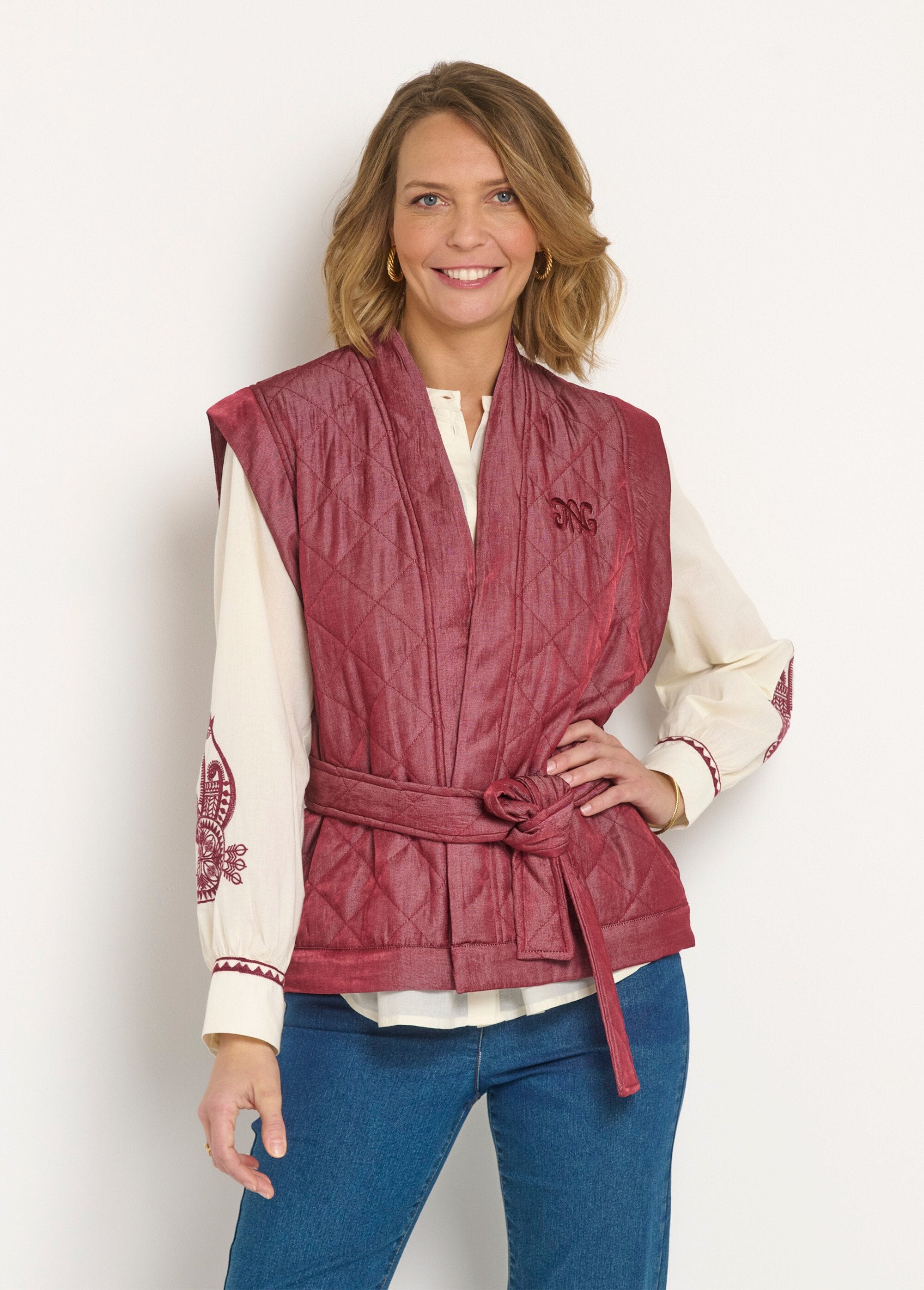 Veste_matelassée_sans_manches_avec_ceinture_Bordeaux_FA1_slim