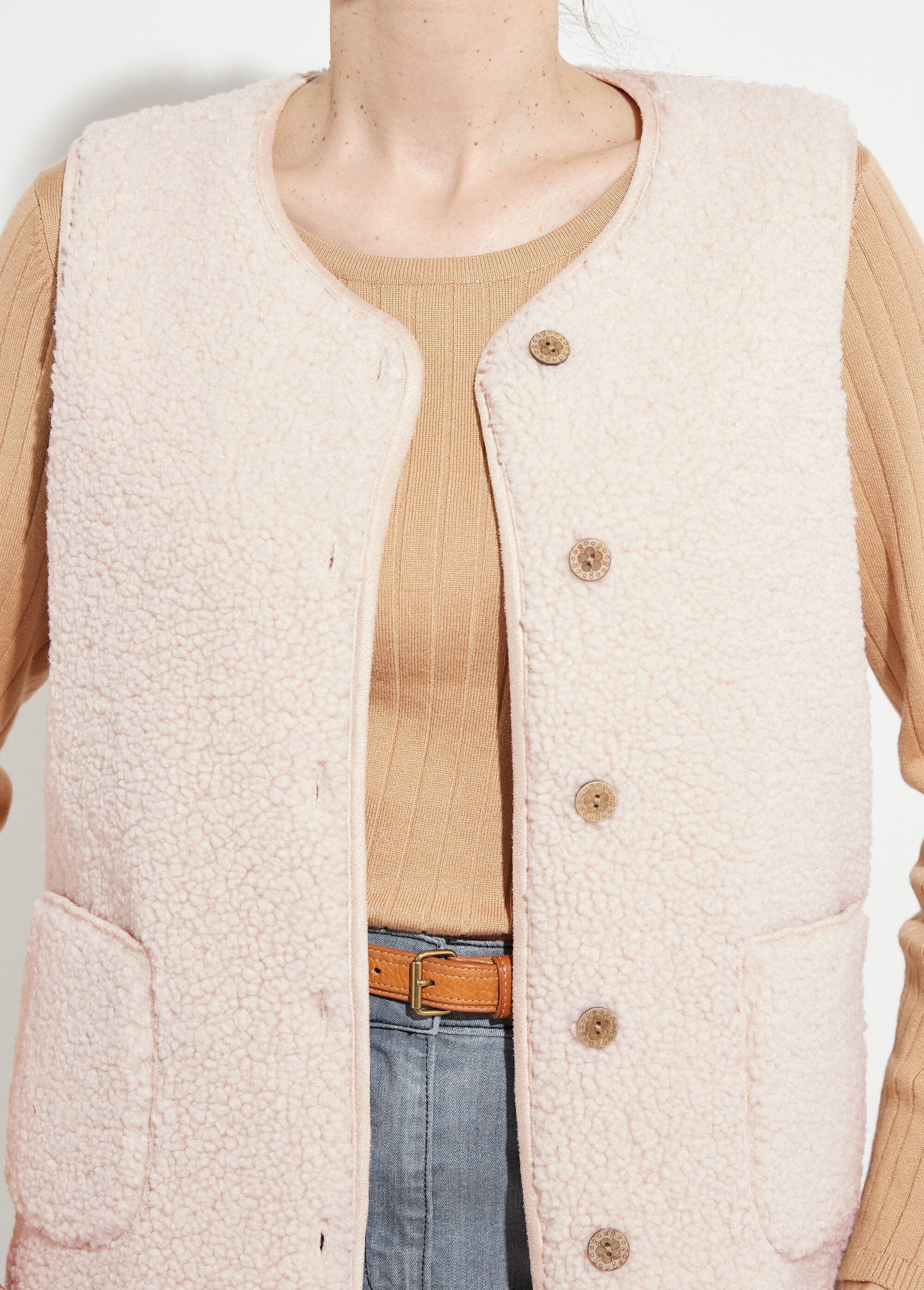 Mouwloos_sherpa_jack_met_fluwelen_voering_Beige_DE1_slim