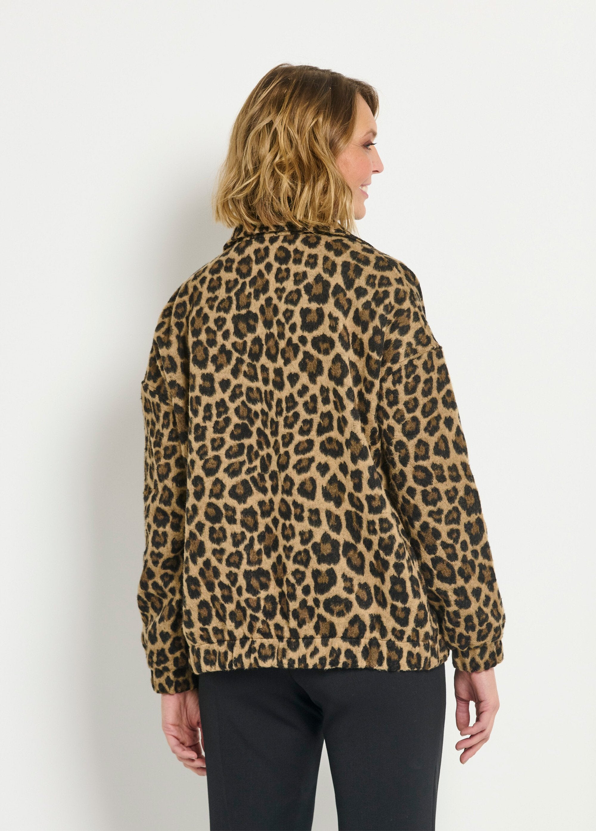 Ritsjack_met_luipaardprint_en_opgestikte_zakken_Leopard_DO1_slim