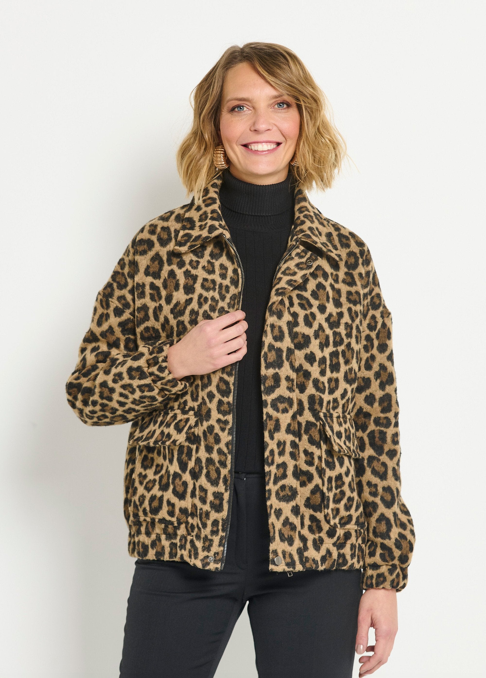 Ritsjack_met_luipaardprint_en_opgestikte_zakken_Leopard_FA1_slim